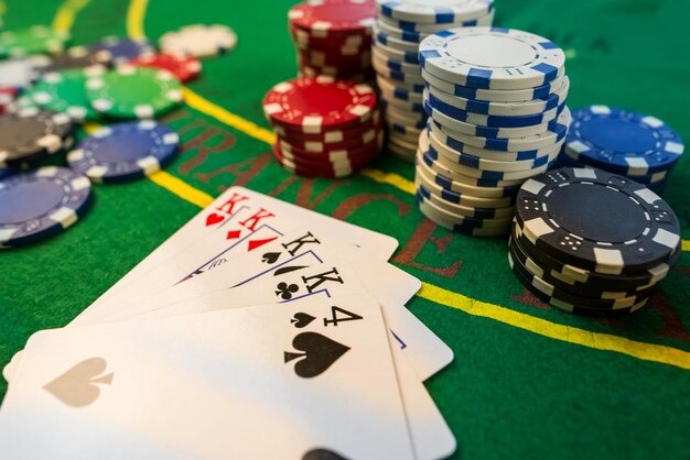 Kembang Kempis card game interface showing current card and prediction buttons on mpocash